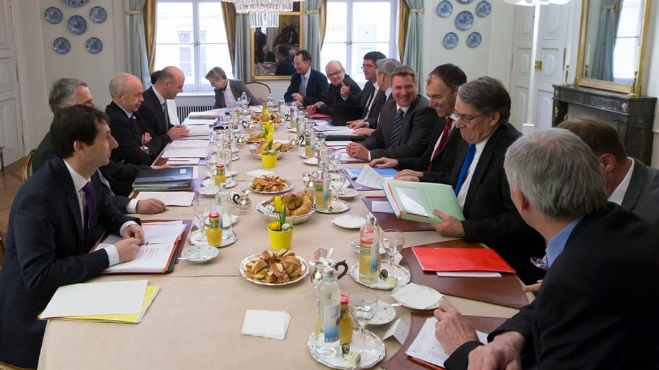 Parteipräsidenten und Fraktionschefs an einem Tisch.