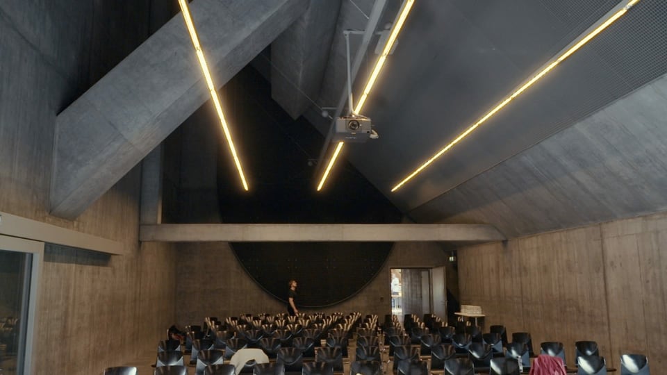 Blick in ein Auditorium aus Beton 