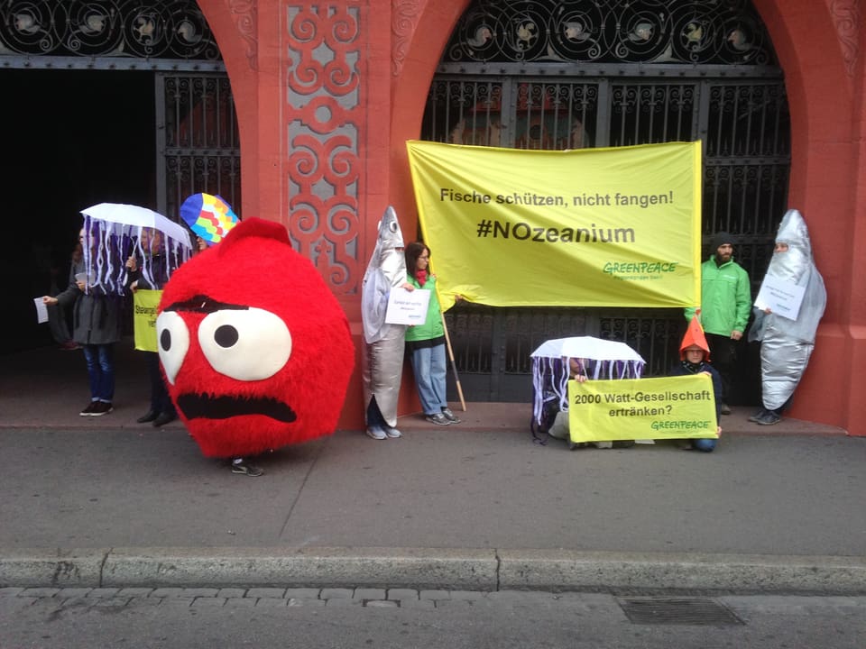 Protest vor dem Rathaus mit einem riesigen roten Plüschfisch und der Aufschrift No-Zeanium.