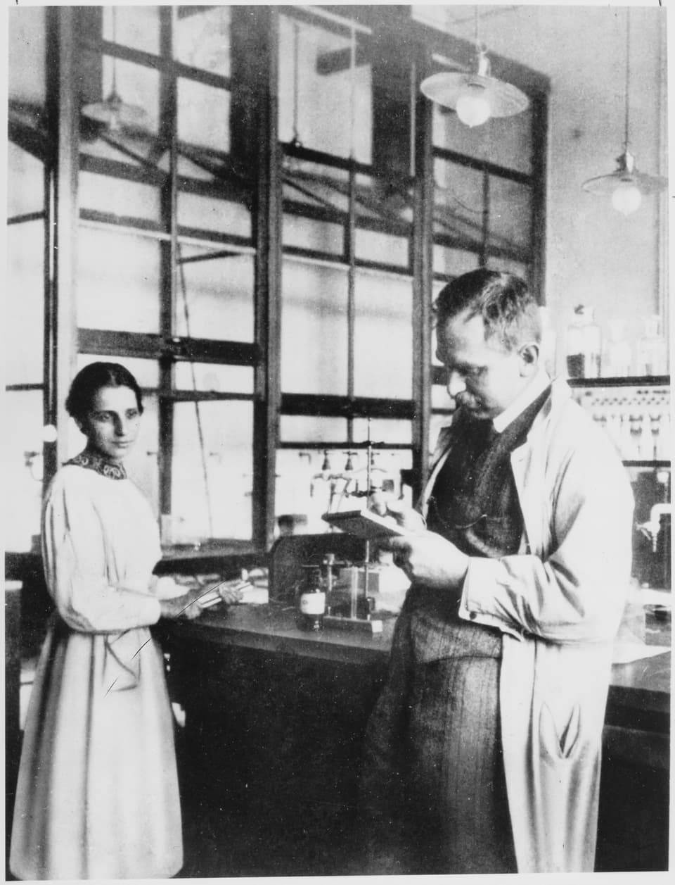 Lise Meitner und Otto Hahn im Chemielabor, 1913