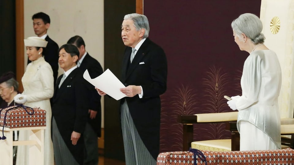 Kaiser Akihito spricht während seiner Abdankungszeremonie