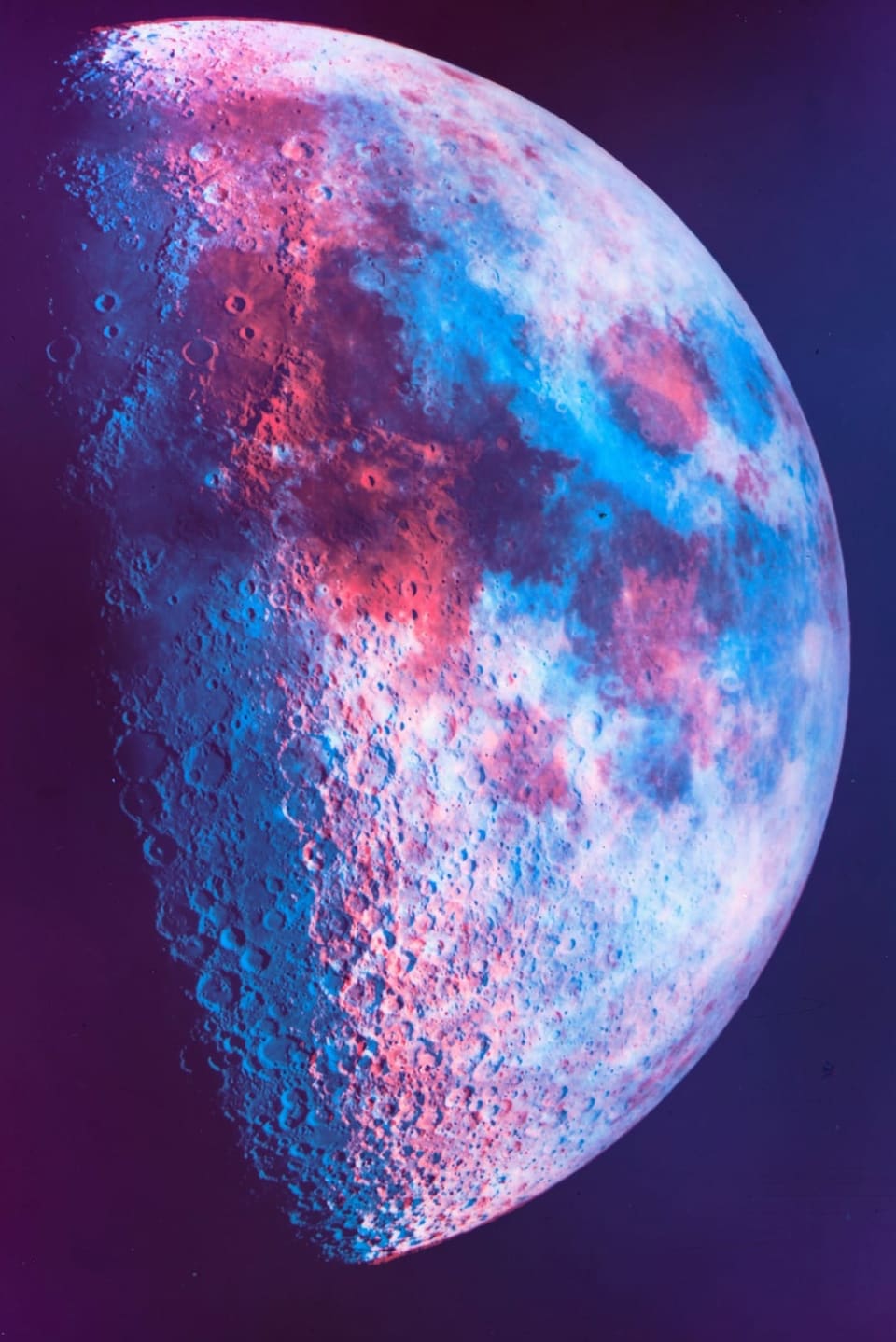 Der Mond in Rot- und Blautönen.