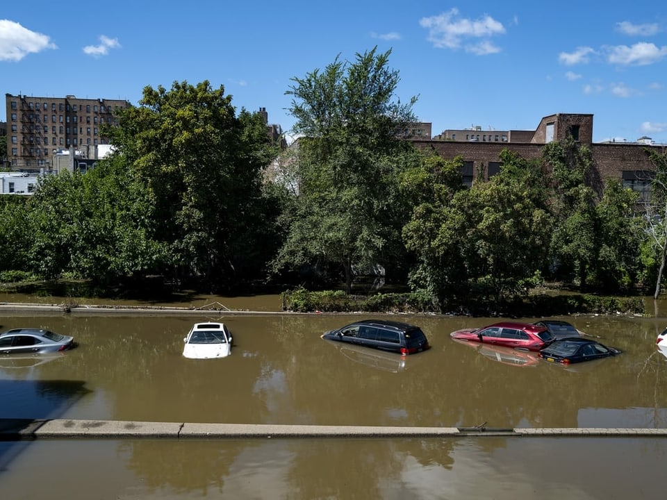 Im New Yorker Stadtbezirk Bronx stehen Autos unter Wasser.