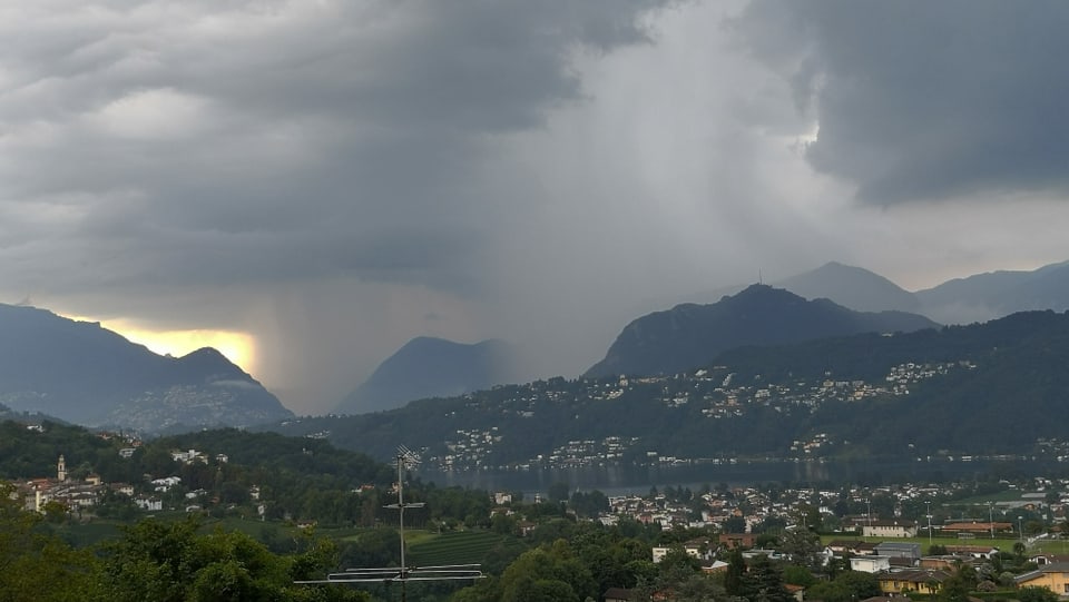 Es regnete Bindfäden in der Region Lugano am Samstagmorgen. Blick auf die Fallstreifen.