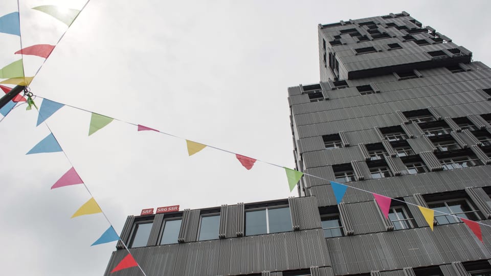 Das Meret Oppenheim Hochhaus als Wächterin über das bunte Treiben auf dem Platz.