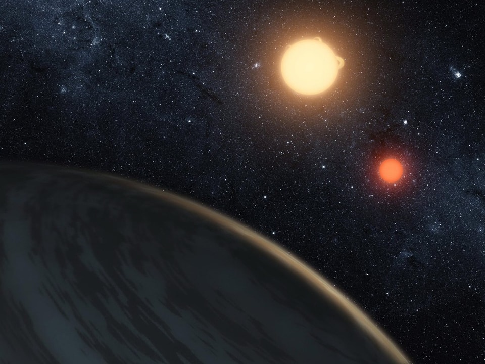 Eine Illustration von einem Planeten im Vordergrund und zwei Sternen im Hintergrund. 