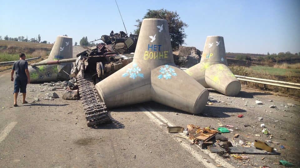 «Kein Krieg» und «Frieden» stehen auf den Panzersperren bei Mariupol.