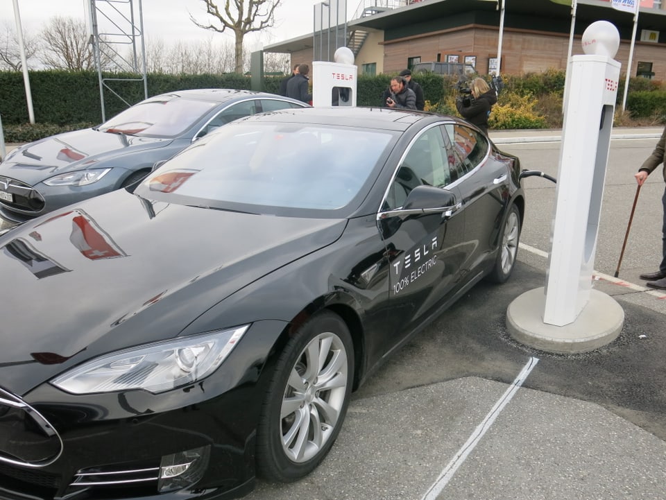 Elektroauto von Tesla an einer Ladestation.