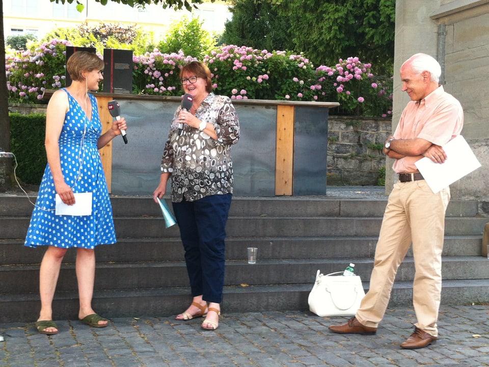 Redaktorin Mirjam Breu (l) mit der Stanser Gemeindepräsidentin Beatrice Richard und Historiker Markus Furrer. 
