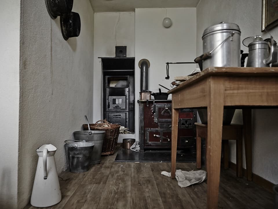 Küche in Arbeiterwohnung nach Umbau, mit Holzofen und diversen Küchengeräten aus 1914