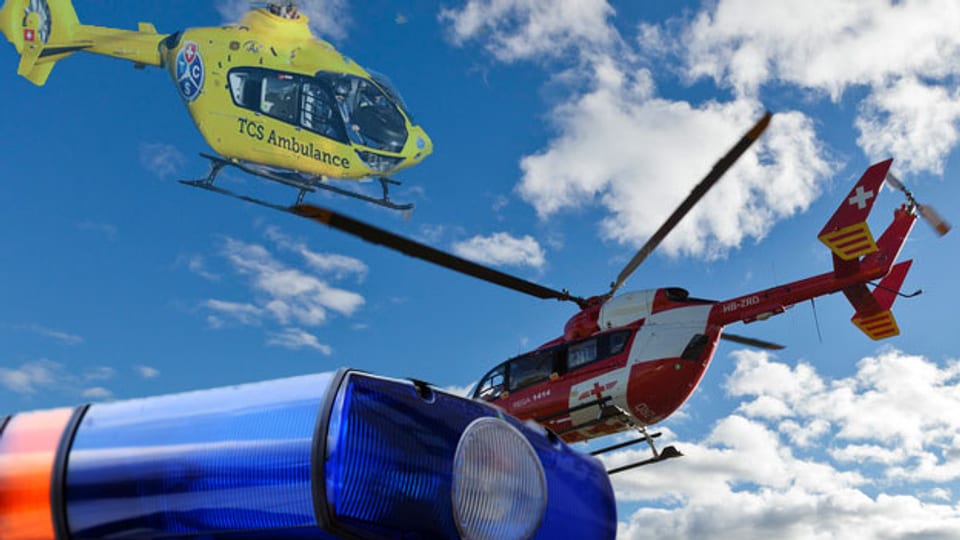 Bildmontage: Rega-Helikopter und TCS-Helikopter vor blauem Himmel, im Vordergrund ein Blaulicht eines Fahrzeuges.