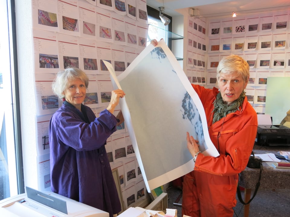 Maja Wagner und Verena Welten lassen einen grossflächigen Fotodruck durch den Schredder. 