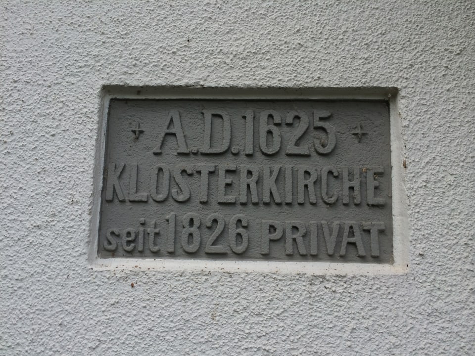 In einer Hausmauer eingelassene Gedenktafel mit den Worten «A.D.1625, Klosterkirche, seit 1826 privat».