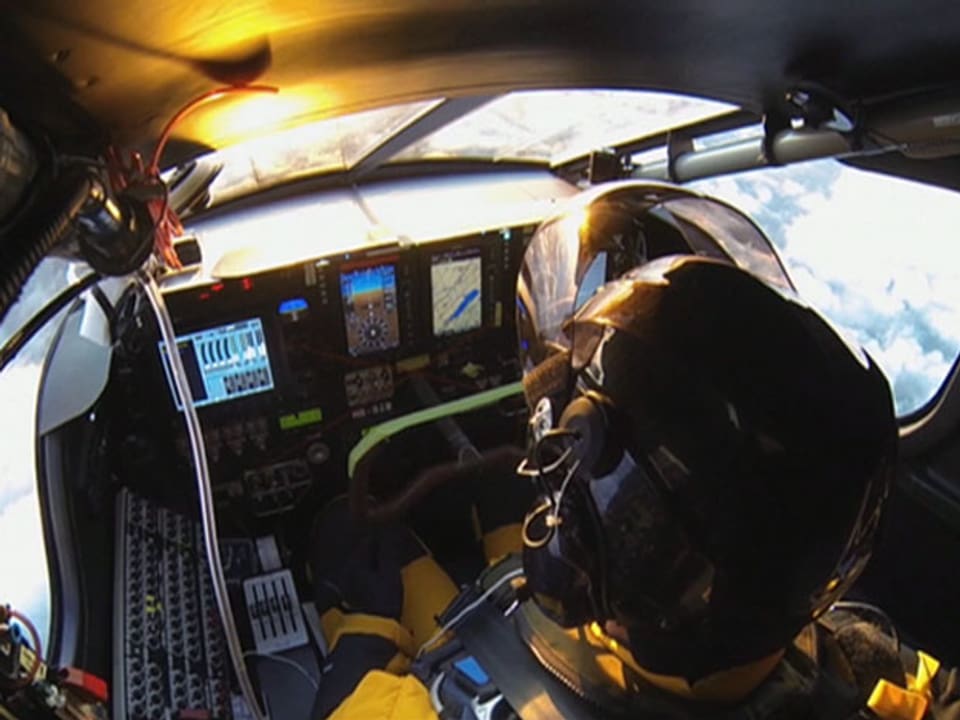 Blick in ein enges Cockpit, Pilot von oben