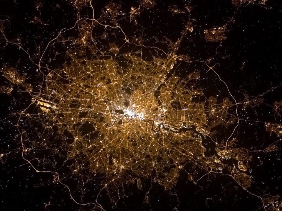 Blick aus dem Orbit auf das hell erleuchtete London.