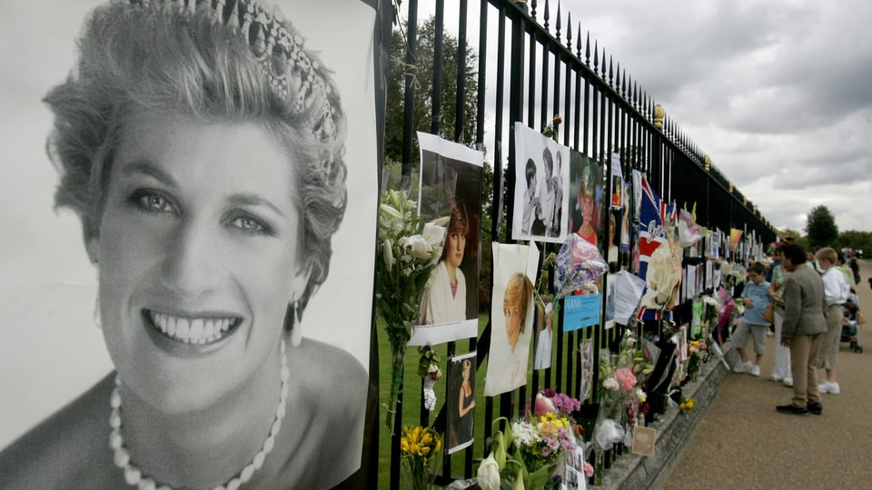 Ein Foto von Diana, daneben Blumensträusse und Trauerkärtchen