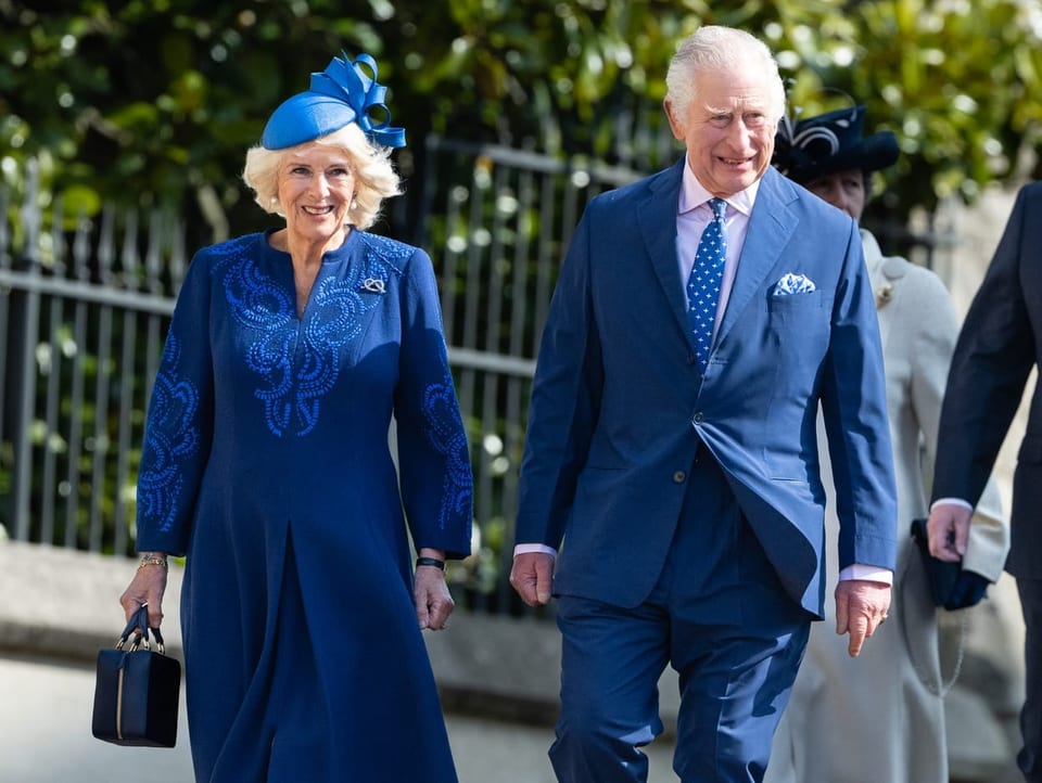 Blau gekleideter Charles mit Frau Camilla unterwegs 