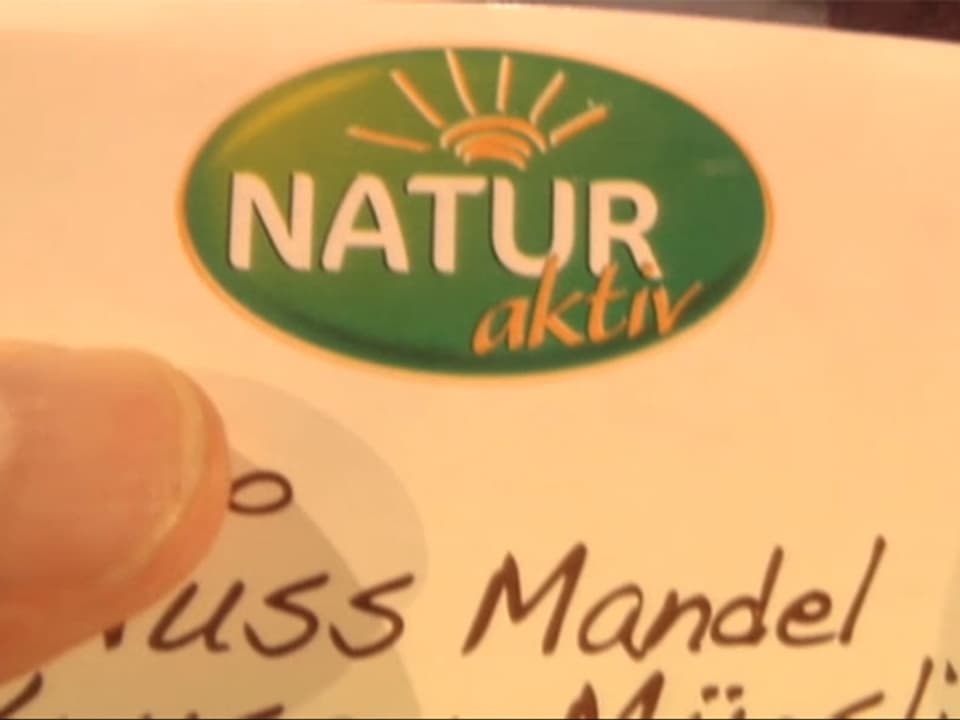 Ueli Schmezer zeigt eine Verpackung mit dem Bio-Label von Aldi