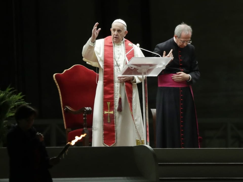 Papst vor Stuhl mit anderem Geistlichen