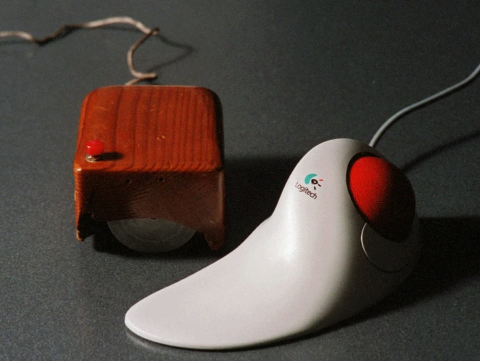 Eine alte Computer-Maus im Holz-Chassis neben einer Plastik-Maus aus dem Jahr 1998.