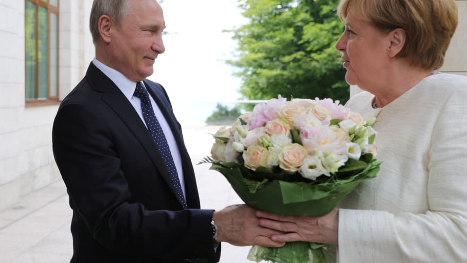 Rosen zur Begrüssung – und eine diplomatische Spitze
