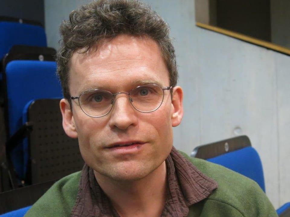 Portratiaufnahme Olivier Dähler mit Brille.