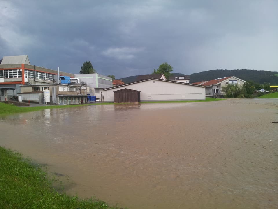 Gais AR Grosse Mulden und Felder sind mit braunem Wasser überflutet.