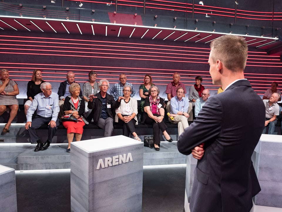 Jonas Projer lauscht der Frage eines Gastes.