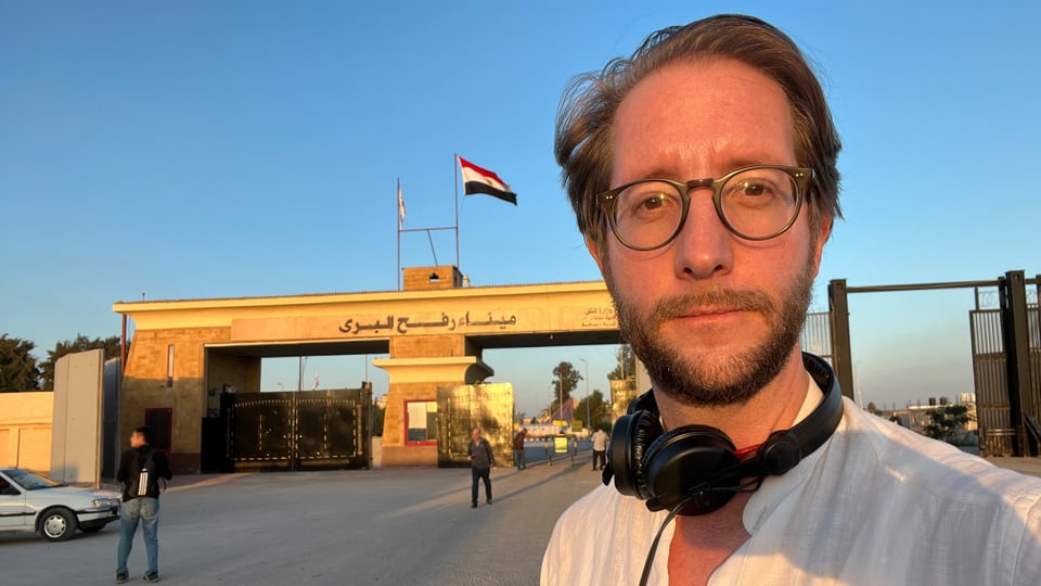 Nahostkorrespondent Thomas Gutersohn auf der ägyptischen Seite des Grenzübergangs Rafah.