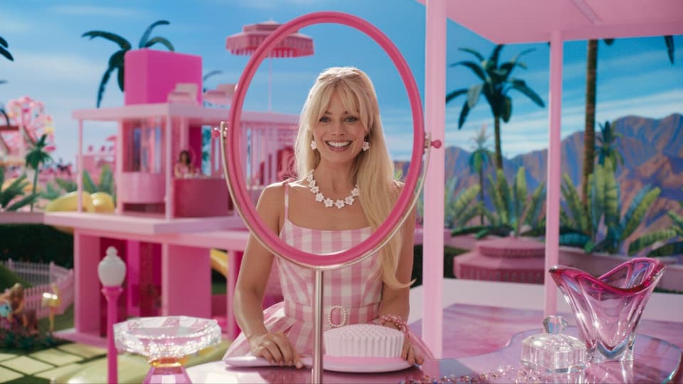 Barbie strahlt im künstlichen Barbieland.