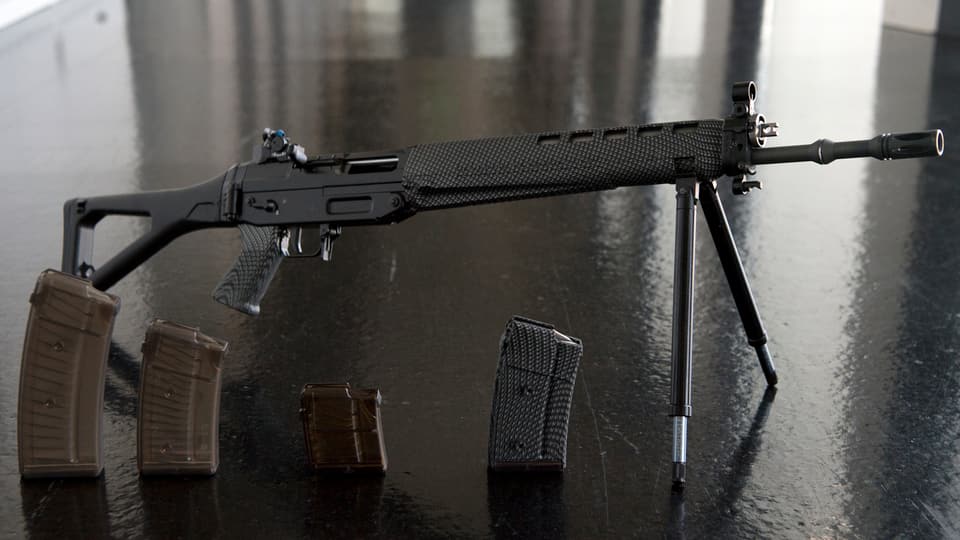 Ein Sturmgewehr mit Magazinen.