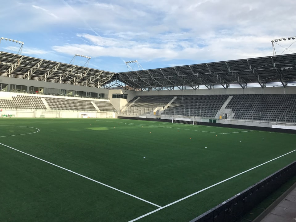 Blick in ein Fussballstadion mit leeren Tribünen