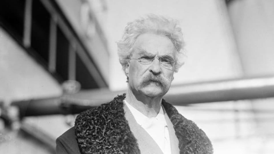 Schwarz-weiss Foto von Mark Twain.