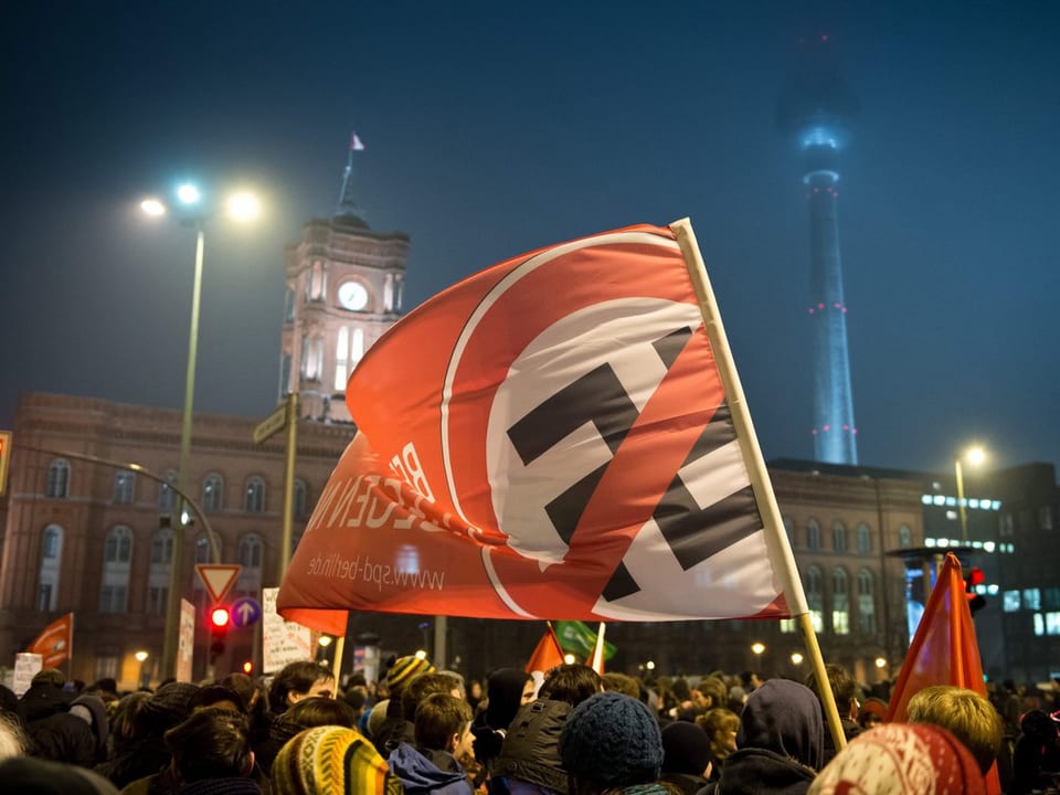 Eine Fahne mit durchgestrichenem Symbol der Hitler-Zeit