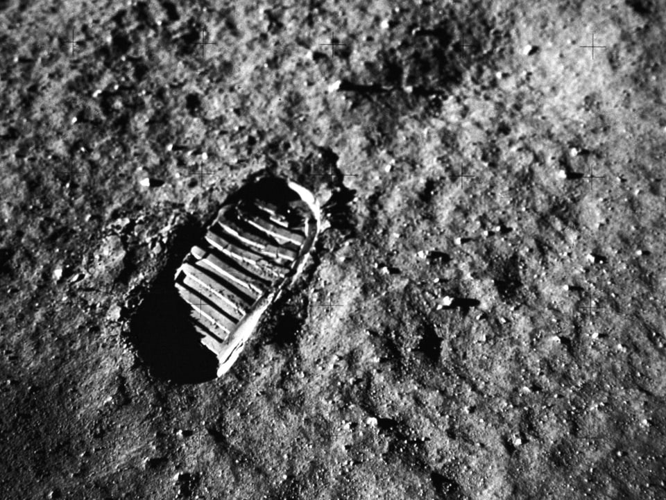 Ein Schuhabdruck auf dem Mond.