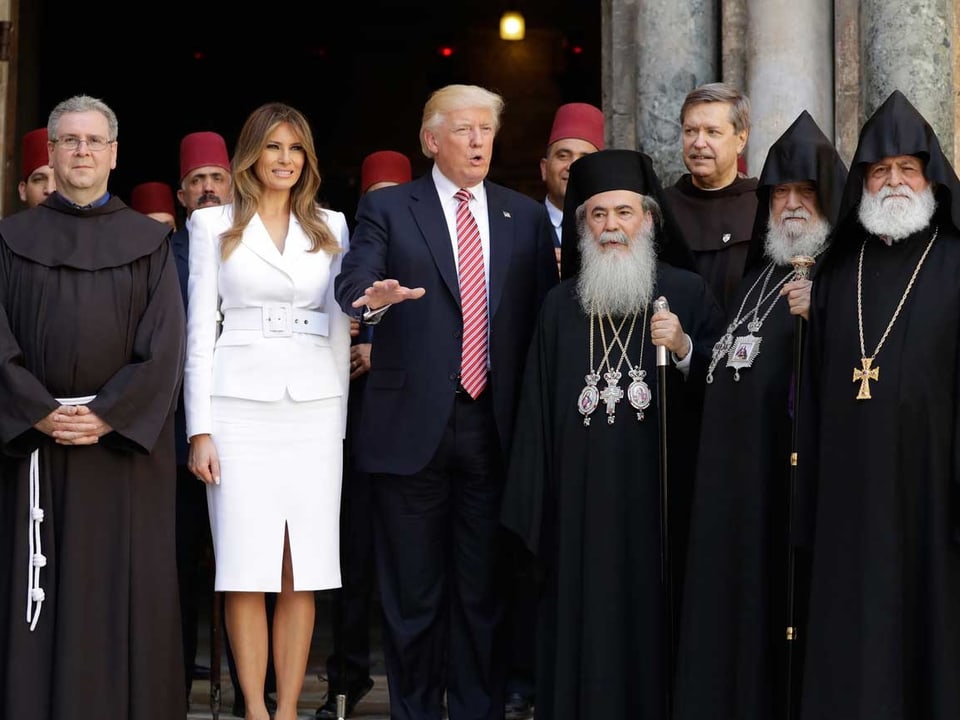 Die Trumps in Begleitung jüdischer Geistlicher.