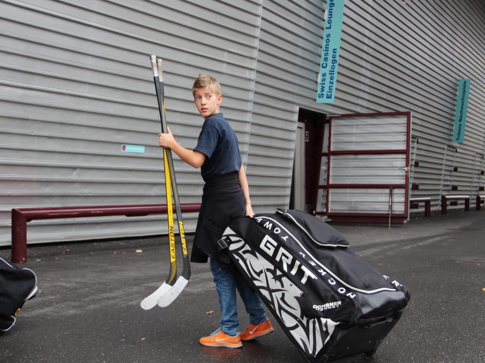 Sven mit Eishockey-Tasche.