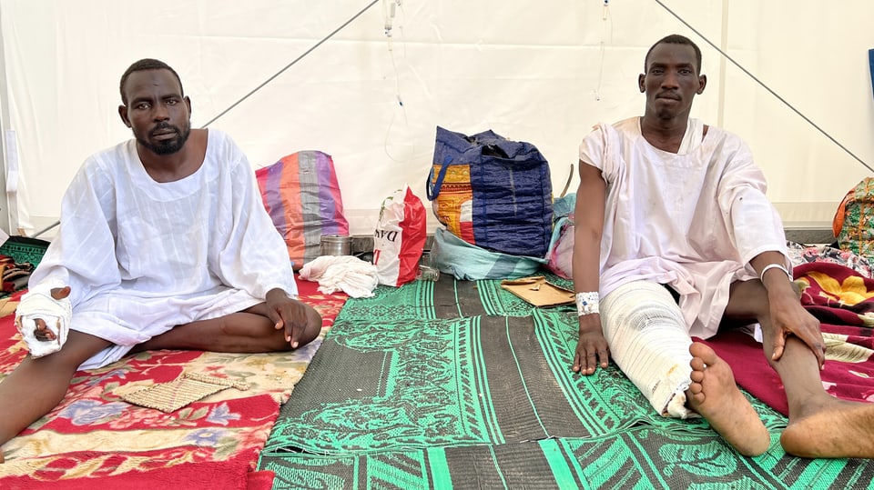 Abdelmadid Ibrahim Adam (rechts) in einem Zelt des Spitals von Adré.