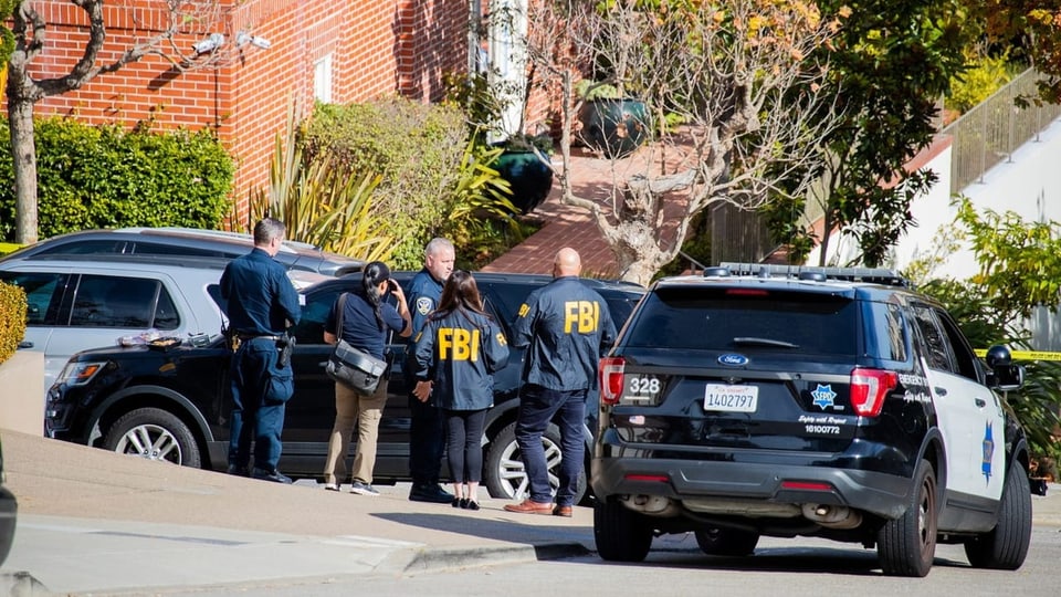 Die örtliche Polizei und FBI-Beamte vor dem Haus von Nancy Pelosi.