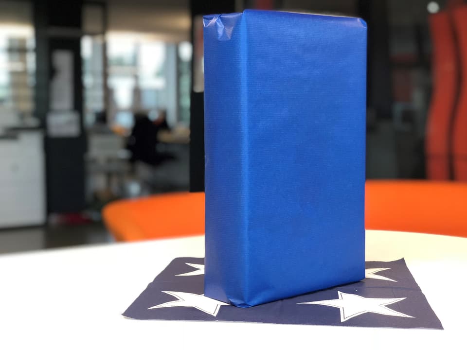Paket, blau. Wie immer :)