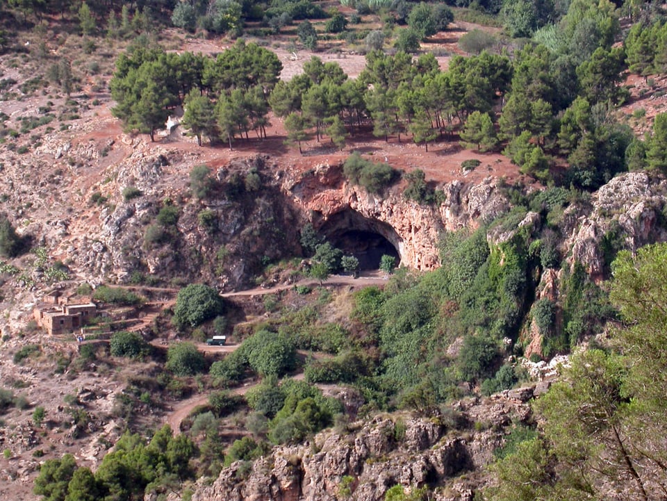 In dieser Grotte fanden die Wissenschaftler die menschlichen Überreste.