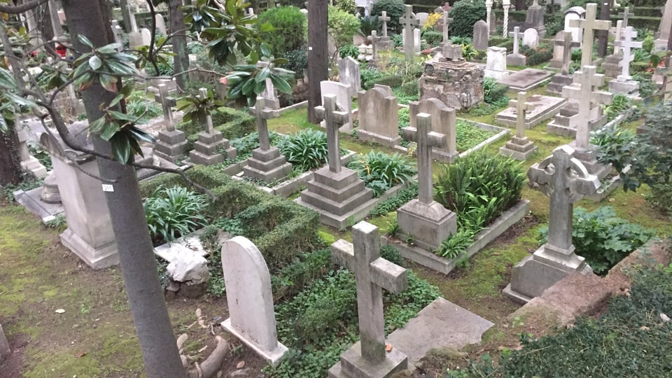 Blick auf verschiedene Gräber des Friedhofs.