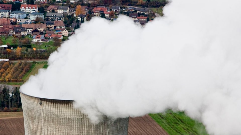  Das Atomkraftwerk Leibstadt in Leibstadt im Kanton Aargau, aus der Luft aufgenommen worden. Aus dem Kühlturm steigt Dampf auf.