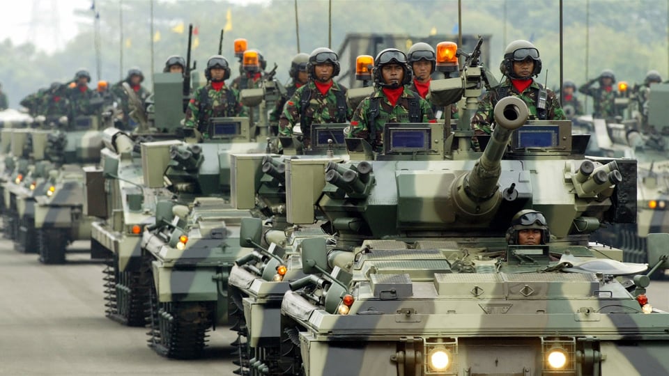 Soldaten in Panzern bei Waffenparade in Jakarta