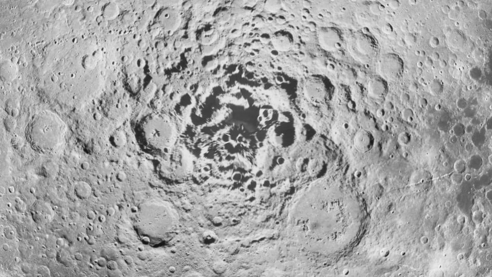 Die Mondoberfläche mit vielen Kratern.