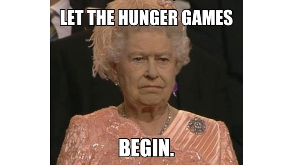 Während der Eröffnungsfeier der Olympischen Spiele 2012 guckt die Queen grimmig dem Spektakel zu.