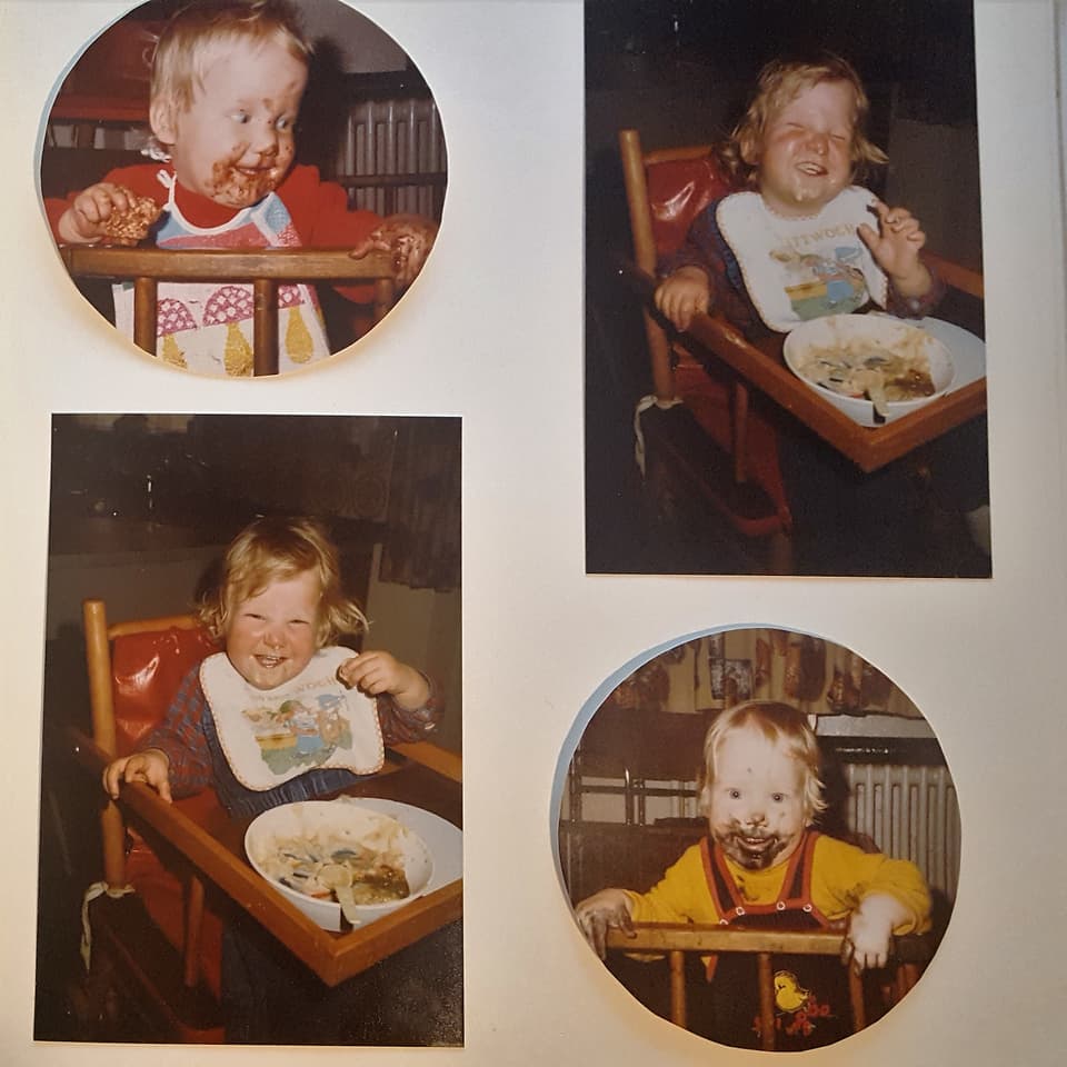 Vier Bilder eine Kleinkindes im Album.
