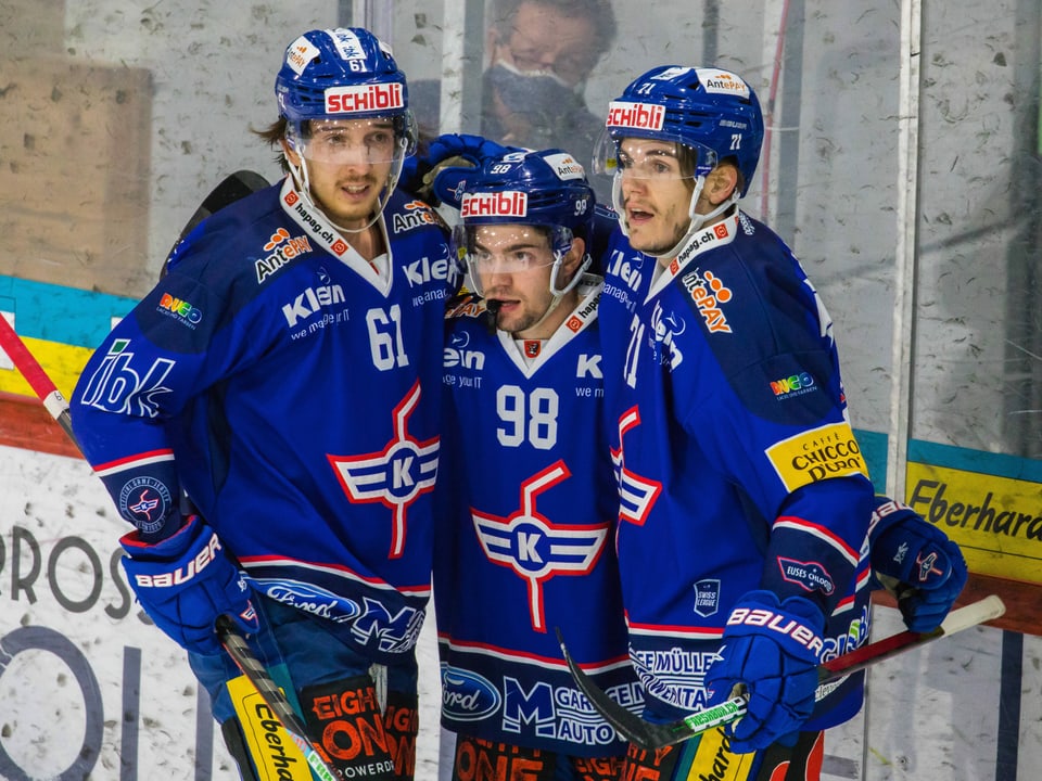28 Tore in 5 Spielen Kloten-Spieler jubeln.