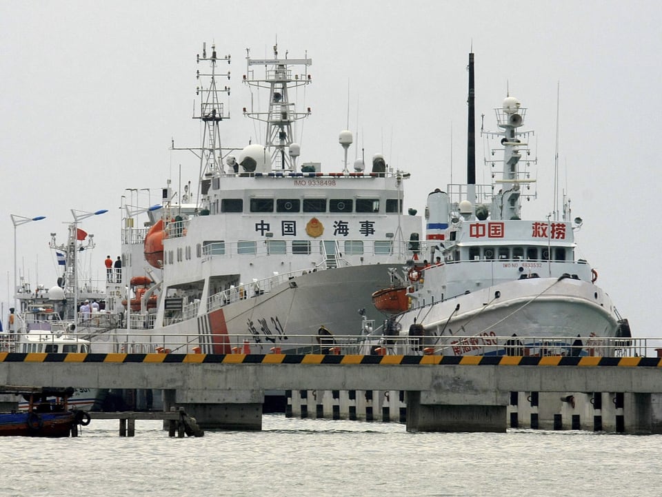 Der Hafen von Sanya in der Provinz Hainan. China hat  zusätzliche Kriegsschiffe ins Südchinesische Meer geschickt, um nach der vermissten Boeing zu suchen. (reuters)