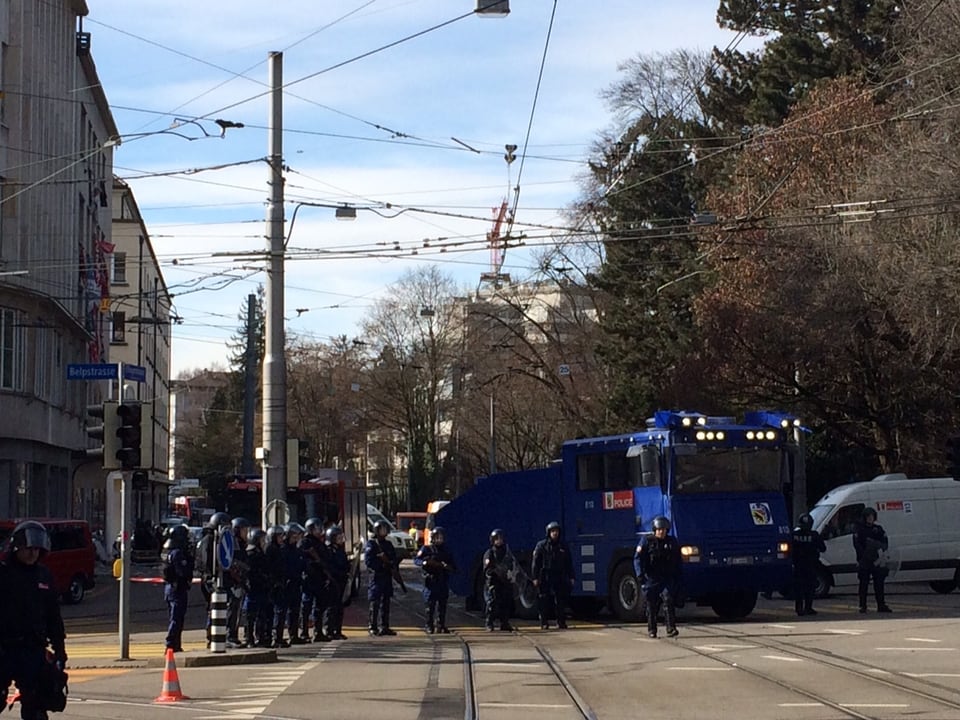 Wasserwerfer und Polizisten.